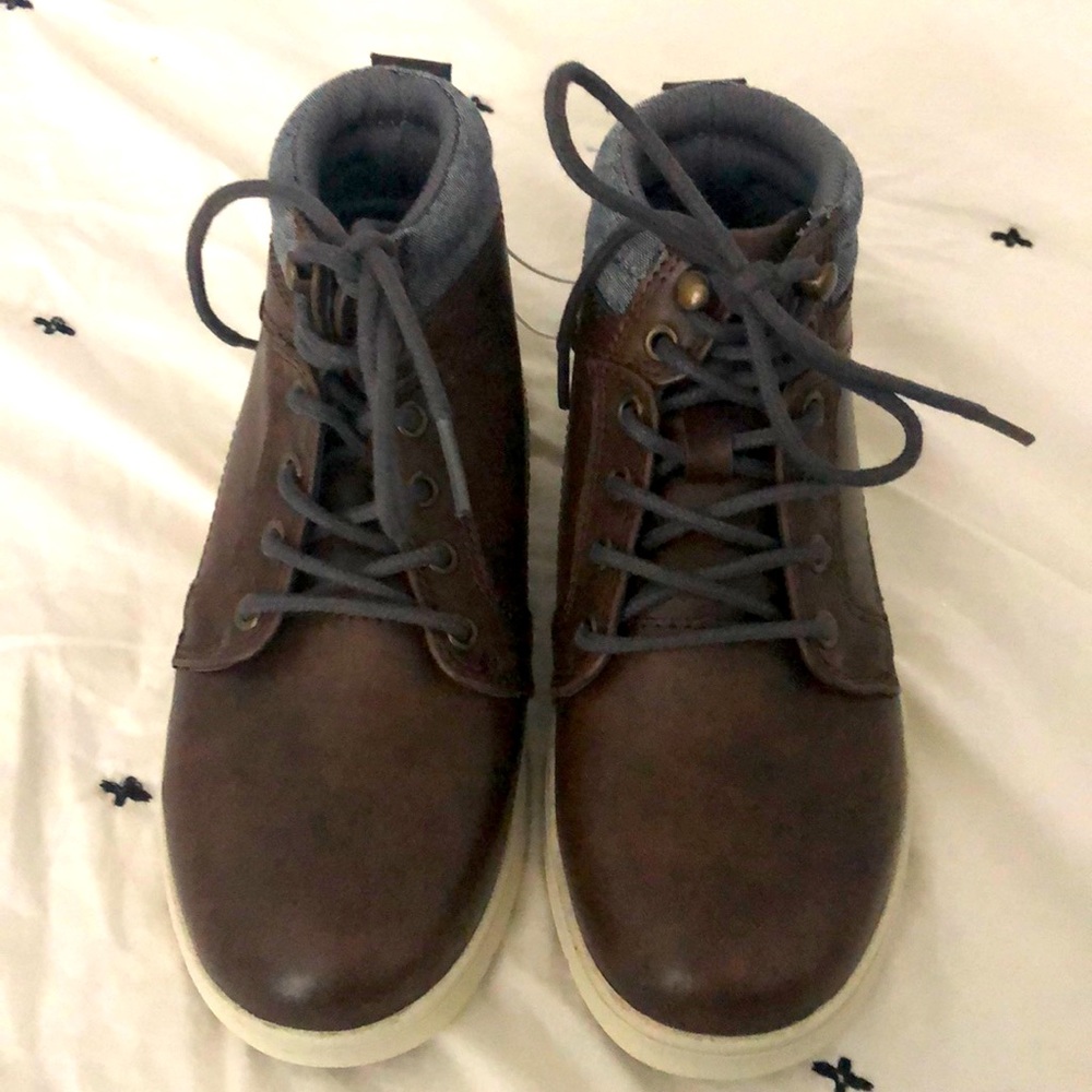 Cat & Jack Boys Brown lace up shoes, boots. NWT. Size 13